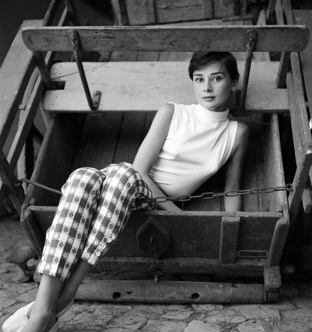 SaintAudrey_'s tweet photo. Audrey Hepburn photographed in Rome during the production of War and Peace 1955 
#AudreyHepburn #Iconic #Beautiful #Gorgeous #Stunning #fridaymorning #OldHollywood #Hollywood  #Fashion #Style #FridayMotivation #FridayThoughts https://t.co/g5pY6CVvBq