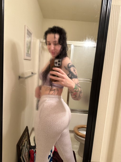 Good morning I&rsquo;m all wet 🥰 https://t.co/zQ6BlMI4ns