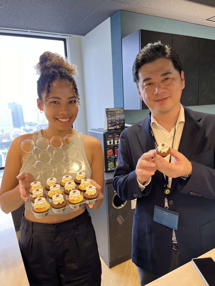 DocusignJP's tweet photo. 先日、ドキュサイン・ジャパンのオフィスにて、リブランドのお祝いをしました🎉

ベラズカップケーキ（@BellasCupcakes）さんのカップケーキは、社員一同で美味しくいただきました🧁

#新しいDocusignへ https://t.co/L1EJtkuzYc