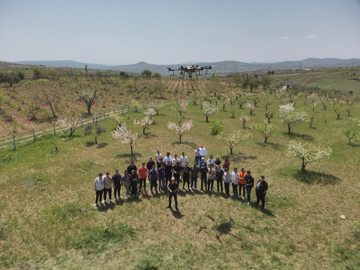 Bir #iha2 #ticari #iha #pilot #lisans eğitiminin uçuş parkurunu daha tamamladık. Çok eğlenceli bir etkinlik oldu. Yine birbirinden kıymetli ve kocaman yürekli güzel insanlar dostlar kazandık. Uçuş yaptık, yöresel lezzetleri tattık. Teorik eğitimlerin de üzerinden geçmeyi ve #tbö