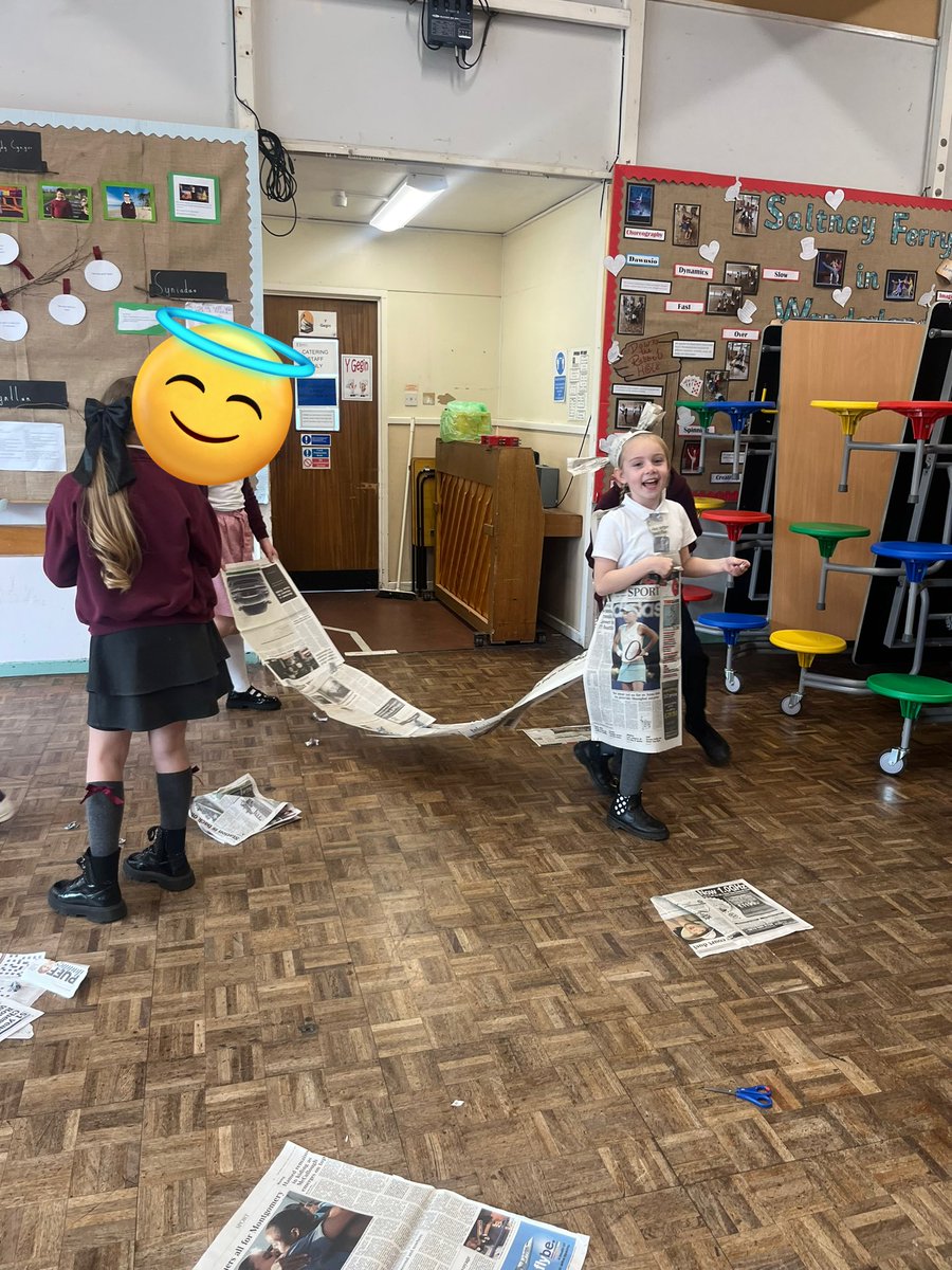 Dosbarth Brenig are throughly enjoying their Play Pals sessions! This week we got creative with newspaper and loose parts play🤸🏼🤹🏻‍♀️ @fflintyrifanc #healthandwellbeing #playpals #chwarae