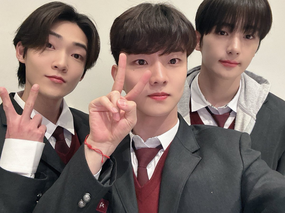 [📸] 더보이즈 오늘의 포토 이벤트 완료✨ 행복했던 이상고등학교 더보이즈&amp;더비의 야자 시간🏫 교복보이즈와 함께 까만 밤 보내세요🖤

#THEBOYZ #더보이즈