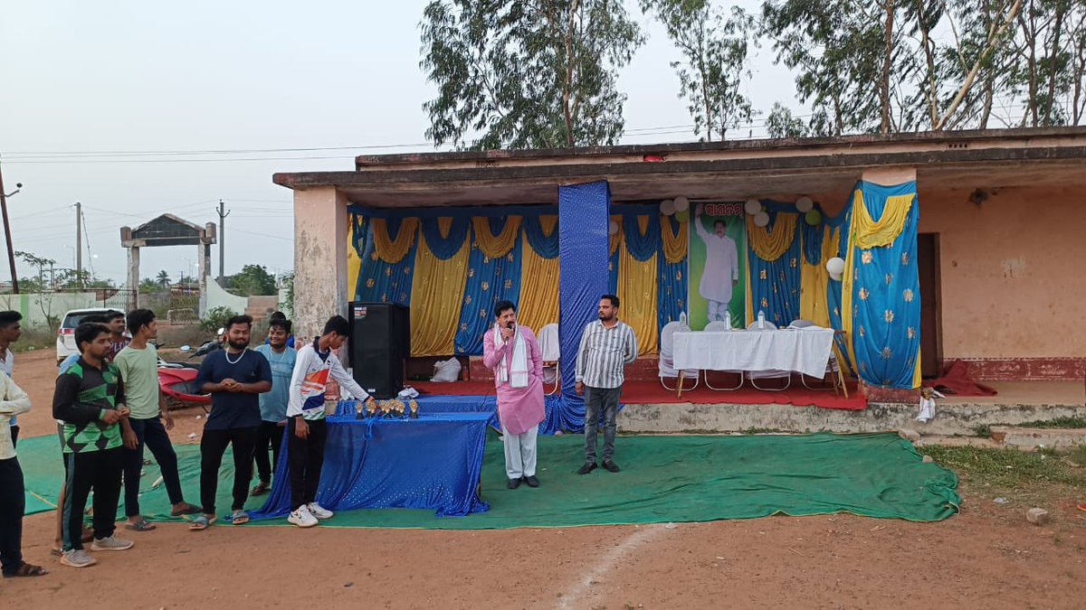 RajendraBegunia's tweet photo. ଖୋର୍ଦ୍ଧା ବ୍ଲକ ଅନ୍ତର୍ଗତ ପଲାତୋଟାପଡ଼ା ଗ୍ରାମପଞ୍ଚାୟତର ହାଇସ୍କୁଲ ଖେଳ ପଡିଆରେ ଠାରେ ଅନୁଷ୍ଠିତ କୋଣାର୍କ ନଗର ପ୍ରିମୀୟର ଲିଗ୍ର  ଉଦଯାପନୀ ଦିବସରେ ମୁଖ୍ୟ ଅତିଥି ଭାବରେ ଯୋଗଦେଇ ପୁରସ୍କାର ପ୍ରଦାନ କରିବା ଅବସରରେ ଓ ମୋ ସହିତ ଉପସ୍ଥିତ ଥିଲେ ସ୍ଥାନୀୟ ସରପଞ୍ଚଙ୍କ ପ୍ରତିନିଧି ।
.
.
#NaveenPatnaik
#VKPandian https://t.co/bVVMQau7Pa
