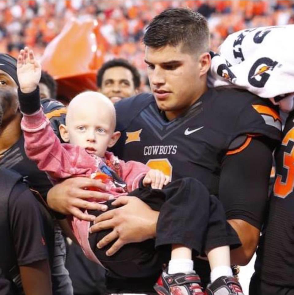 osucvc's tweet photo. @daflyondawall @drshrum @OSUAthletics @cowboyvoice @OColly @CowboyFB @EddieSuttonFdn Cowboy proud! While at OSU, @Rudolph2Mason had a special relationship with CVC kiddo, Gavin. Mason is a difference maker on and off the field. Titans got a good one! #cowboycode https://t.co/vVh8kOBL8N