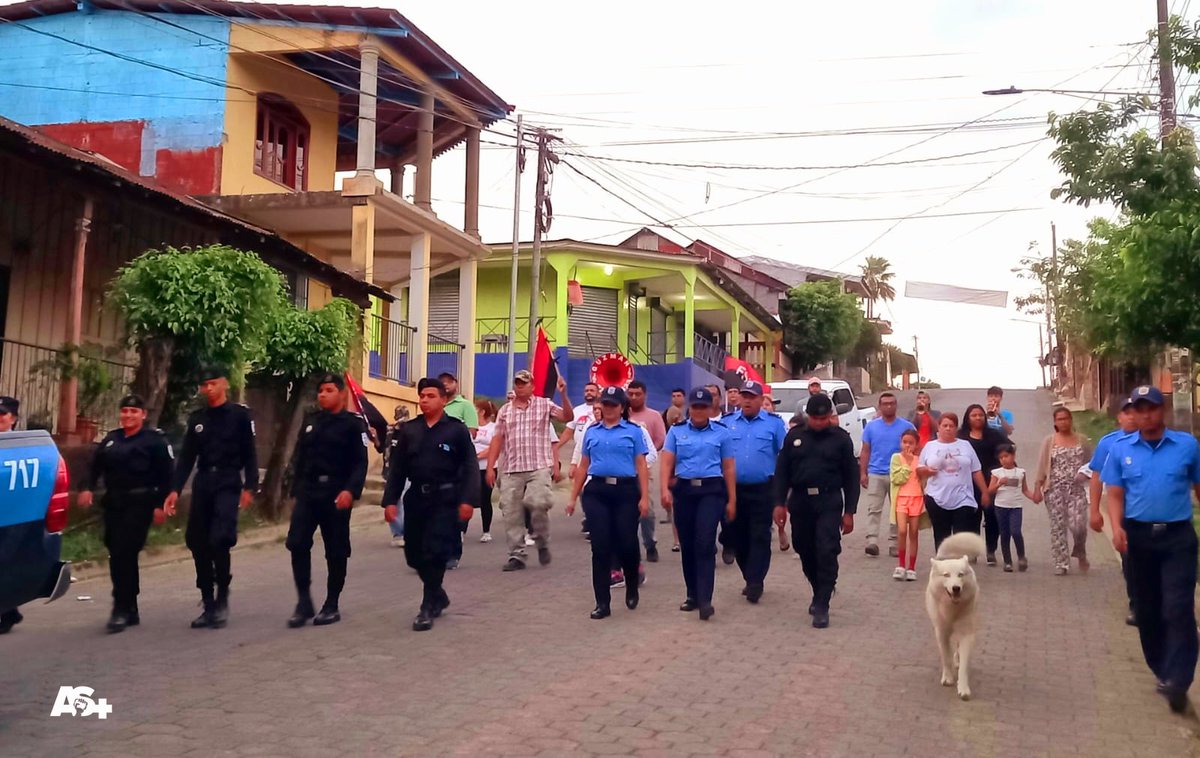 AdelanteSiempr_'s tweet photo. Militancia sandinista participa en una alegre diana para conmemorar abril como el mes de la paz en el municipio de #LaLibertad, #Chontales. ❤️🖤💪🏻

#AdelanteSiempre 
#SomosVictoriasVerdaderas https://t.co/XXYLUIqjp3