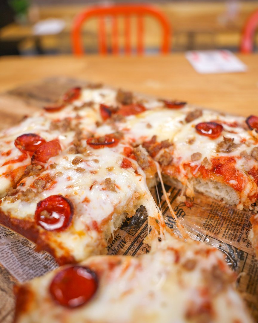 FoodieHallNJ's tweet photo. 👉Try our NEW and improved dough for the lightest, airiest Detroit-style Pizza! Plus, take your tastebuds to Italy with our NEW crispy artisanal pies!🍕 https://t.co/tW9GhVhMWo