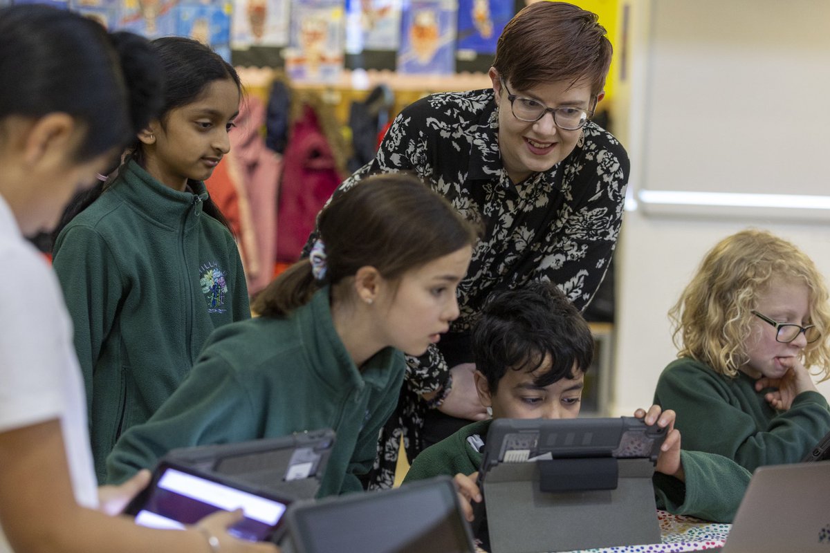 It was lovely to see UofG’s Dr Kathryn Campbell, from @UofG_SBOHVM, join pupils from @HillheadPrimary to work on coding with the children at their Digi Den Club. These students looks like the digital whizzes of the future!