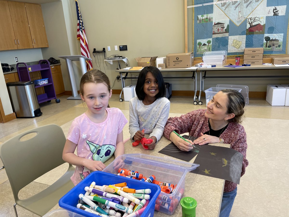 More fun with students at the Shrewsbury Public Library during vacation week comparing DNA isolated from different sources and examining how a 4 letter alphabet leads to all of life's diversity! @UMassChan_BMB @RTI_UMassChan @UMassChan