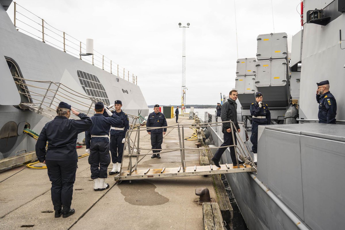 Swedish_Navy's tweet photo. Idag tog Marinchef Ewa Skoog Haslum  emot statsminister Ulf Kristersson och försvarsminister Pål Jonson på korvetten HMS Gävle. Ministrarna fick bland annat se hur marinen och flygvapnet kan koppla upp sig via datalänk och bekämpa en motståndare till sjöss. @Forsvarsmakten https://t.co/dE42wocyLZ