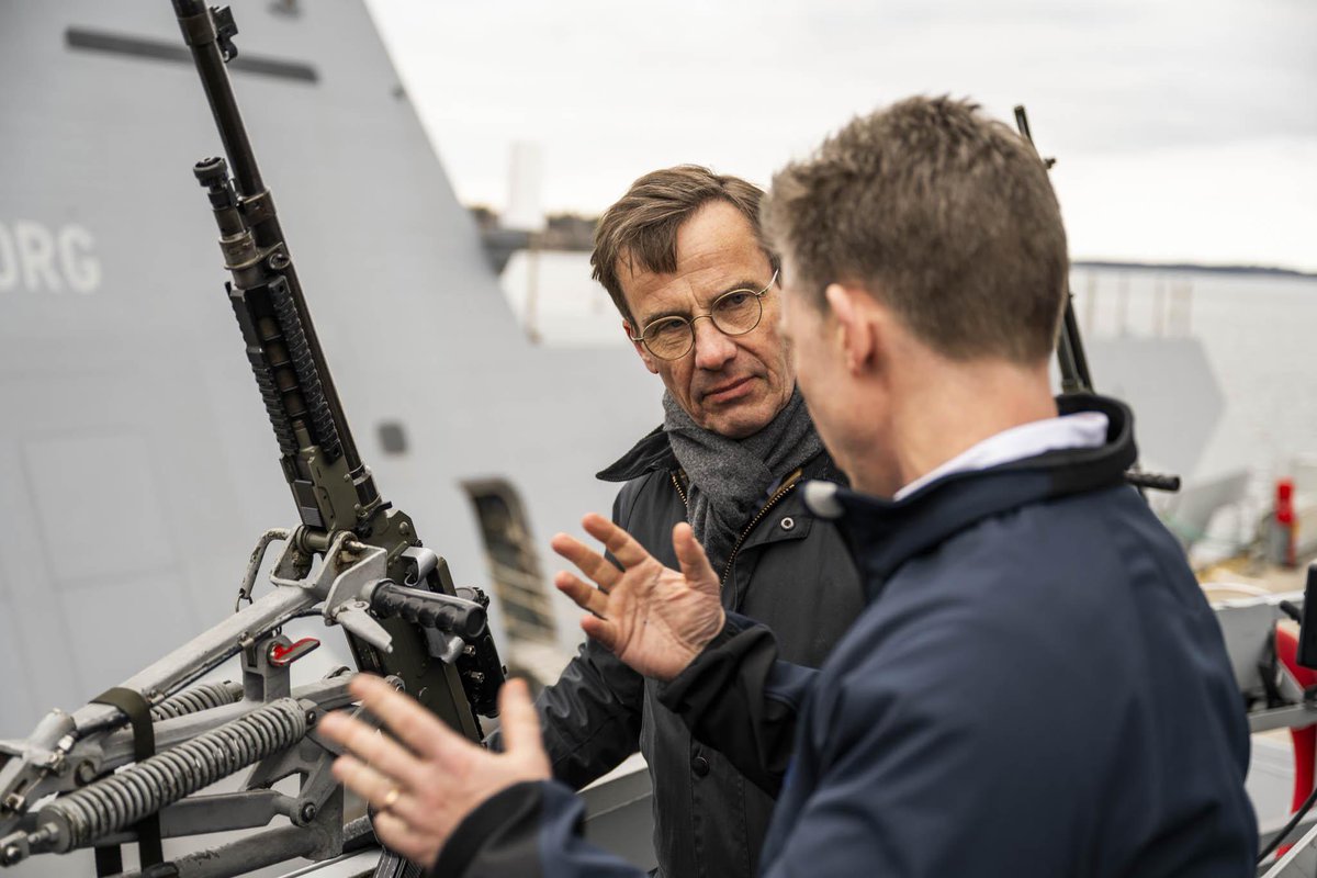 Swedish_Navy's tweet photo. Idag tog Marinchef Ewa Skoog Haslum  emot statsminister Ulf Kristersson och försvarsminister Pål Jonson på korvetten HMS Gävle. Ministrarna fick bland annat se hur marinen och flygvapnet kan koppla upp sig via datalänk och bekämpa en motståndare till sjöss. @Forsvarsmakten https://t.co/dE42wocyLZ