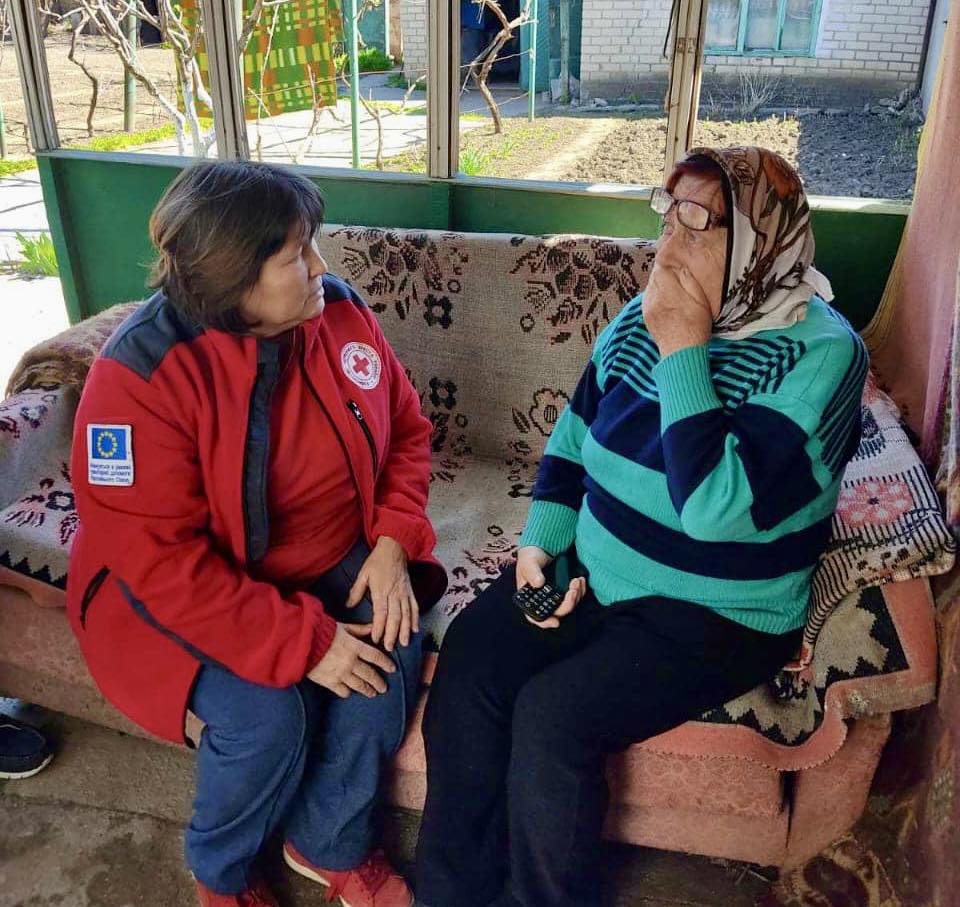 Sometimes, even just one conversation can help to heal. In Kherson Oblast, Ukraine, thousands of people suffer from the horrors of the ongoing war. With EU funds, @RedCrossUkraine provide psychosocial support, especially to the most vulnerable - the elderly.