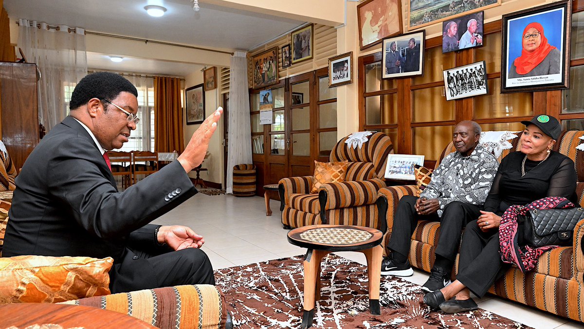 TZWaziriMkuu's tweet photo. Waziri Mkuu, Kassim Majaliwa akizungumza na Waziri Mkuu Mstaafu, John Malecela  alipokwenda  nyumbani kwa Mheshimiwa Malecela eneo la Uzunguni jijini Dodoma kumtakia heri  ya kumbukumbu ya siku yake ya kuzaliwa, Aprili 19, 2024. https://t.co/7vJSz13zwa