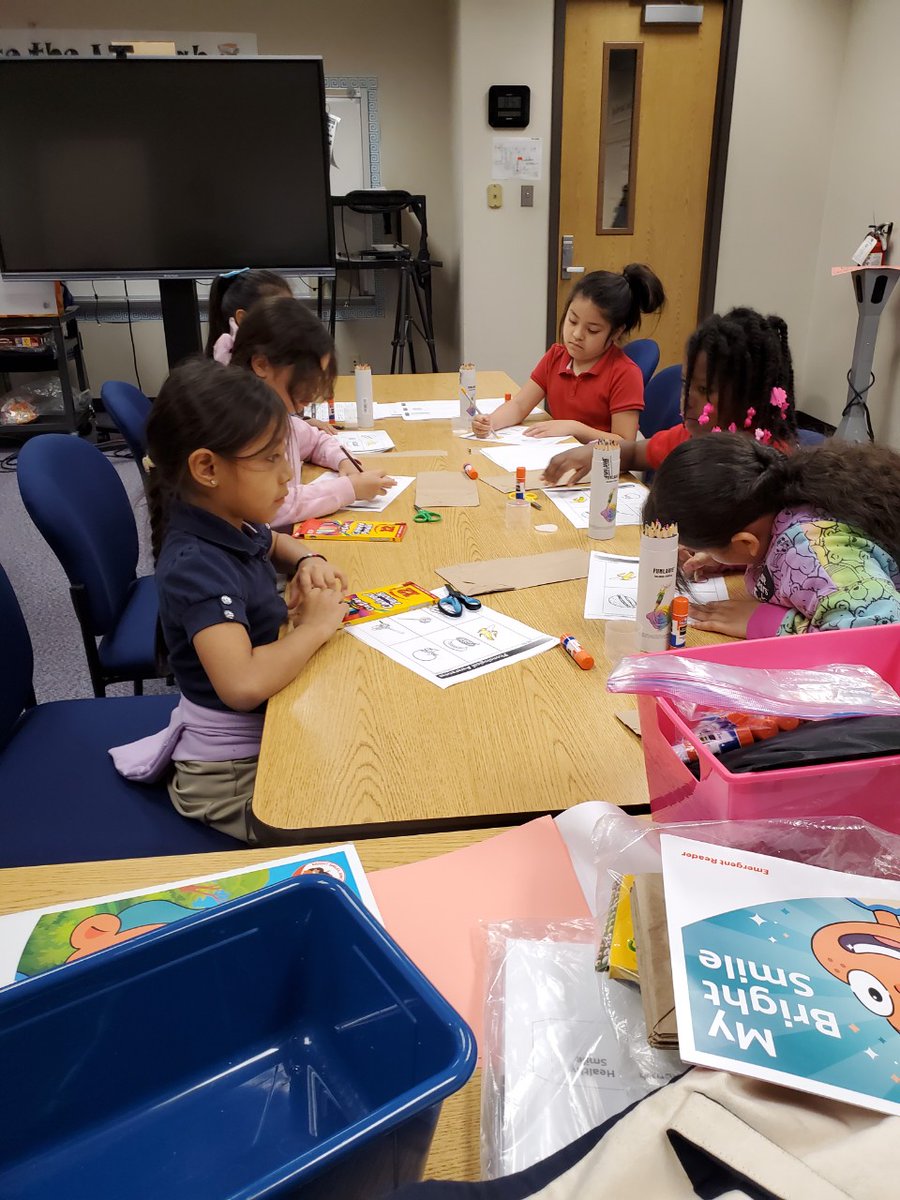 Happy Friday! #StrongSmartBold girls at @Landis_es learned what it takes to have a bright & healthy smile! They rewrote the steps on how to brush their teeth & finished the lesson with healthy, delicious snacks. WTG, ladies! 🤩🪥😁 #youthdevelopment #health #aliefisd #girlpower