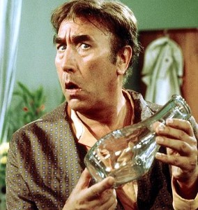 Saluting the Prince of Puns, the Duke of Double Entendres, Frankie Howerd who passed away on this day 32 years ago. “Ooh…err, missus! Oh, please yourselves.” #FrankieHowerd