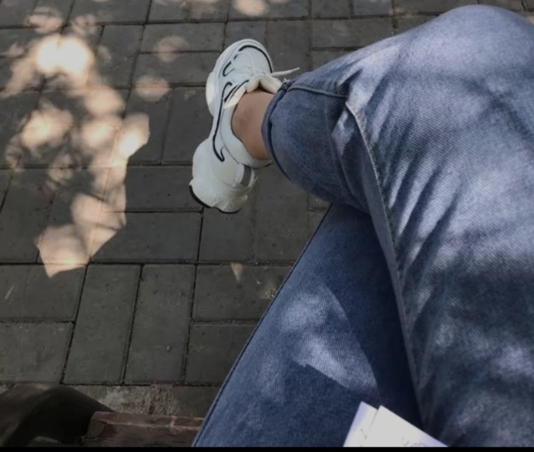 Aklımdaki sen olunca
_______--________
        Bu kalbime
_______--_______
 Söz geçiremiyorum..🥀