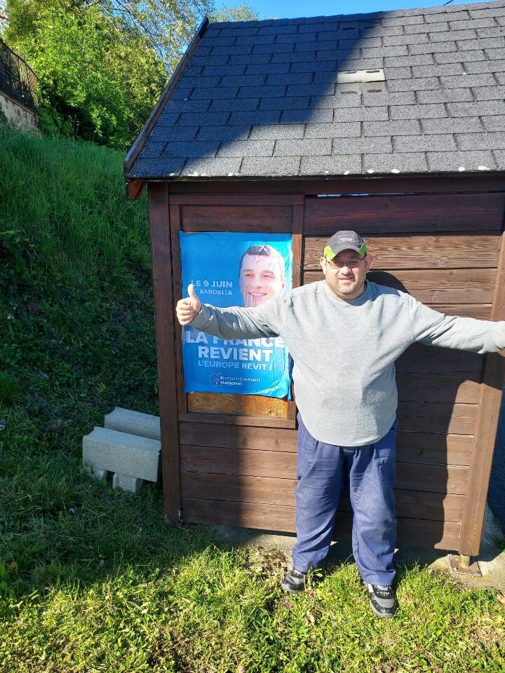 DSantosCamille's tweet photo. 🔵Rien n'arrête le RN Creuse ! Bravo à Aurélien et Jérôme pour leur lors du tractage et du collage aujourd'hui, rappelant aux Creusois que le 9 Juin, c'est un seul tour, un seul vote, et c'est pour @J_Bardella . Ensemble, avançons vers l'avenir. #VoteJordan #RN #Creuse https://t.co/Tci7MoVSqV