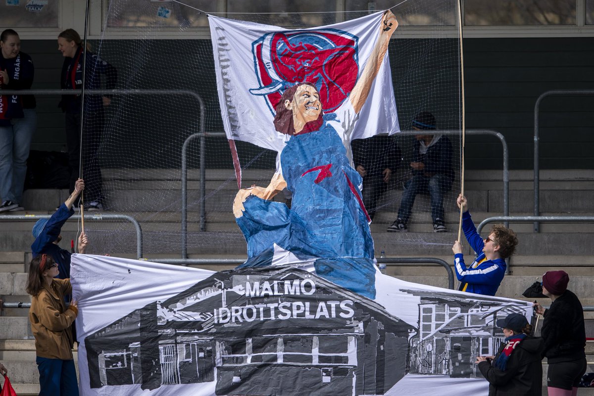ForzaRosengard's tweet photo. Häng med till Kristianstad på söndag! Vi tänkte ta tåget som går 11.21 från Triangeln så vi hinner äta något innan matchen (som börjar kl. 15). Kommer bli kul!

Foto: Nisse Nilsson

#fcrosengård #damallsvenskan https://t.co/KNB3rToetK