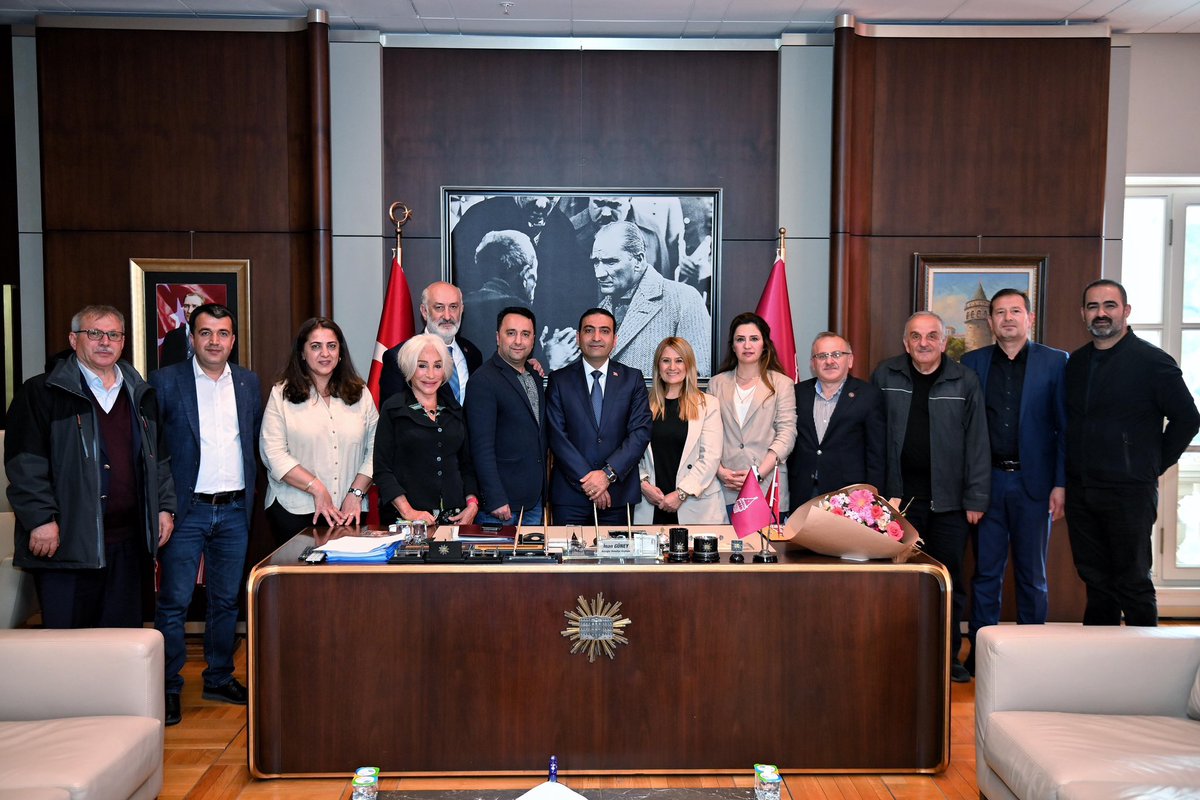 Beyoğlu Muhtarlar Derneği Başkanı Songül Öztunç ve yönetimi bizleri ziyaret edip, hayırlı olsun dileklerini ilettiler. 

Muhtarlarımıza nazik ziyaretleri için teşekkür ederim.