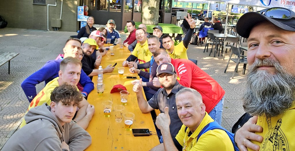 Pastor06842720's tweet photo. Mocny skład na spotkaniu @CezaryGutowski 💪
Pogoda dopisuje wyniki dobre czego chcieć więcej.
#Imola #Ferrari83 #WEC https://t.co/EiOsBpxw9y