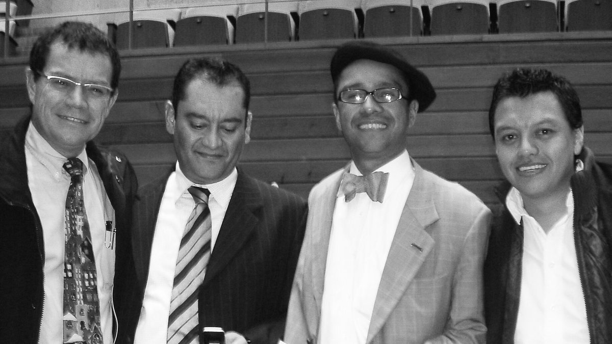 VLADDO's tweet photo. Hoy, 19 de abril, cumpliría 56 años el querido #Betto; pero hace casi dos meses se fue y nos descompletó esta foto, en la que estábamos con @MHEO_ y @eltajalapiz. — Te recordaremos siempre con una sonrisa, Bettico querido https://t.co/0xi6OdgsY0