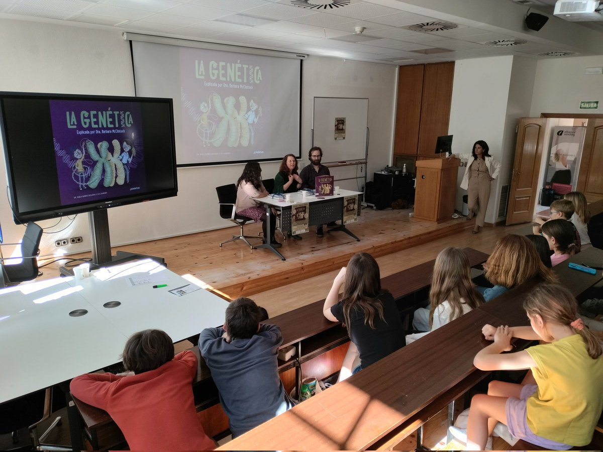 SaludISCIII's tweet photo. Comienza el taller literario #ISCIII de divulgación científica para público infantil y juvenil, organizado desde la Subdirección de Terapia Celular, la @BNCSisciii y nuestra UCC+I.

🧬 Presentamos el Libro La Genética, con sus autores @pjbarrecheguren e @isalou_sciart. https://t.co/yIzBFBLM7X