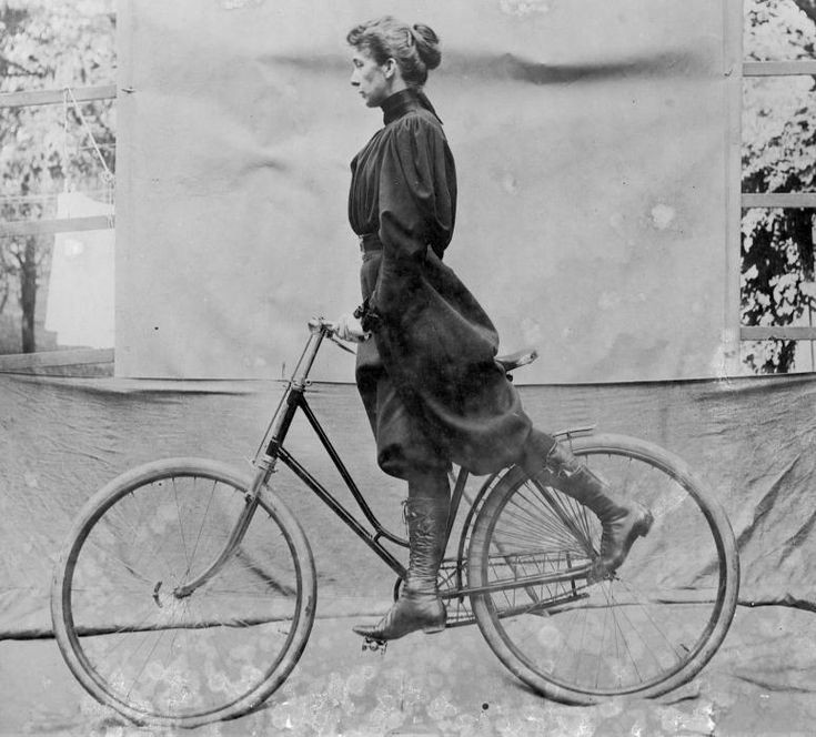 dia_supe's tweet photo. Hoy es el #DíaDeLaBicicleta 
 #EmpowerWomen #sxix 

Las mujeres en bicicleta fue todo un escándalo en el siglo XIX. Una historia de empoderamiento y libertad que hizo temblar los pilares más rancios de la sociedad patriarcal. 

Fotografía de Alice Austen en 1896 https://t.co/xnE8tfmzPE