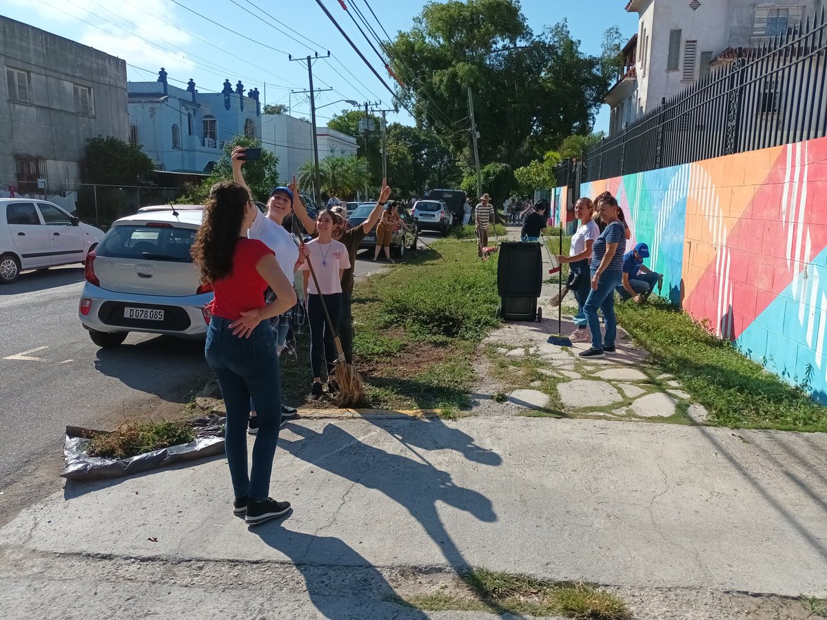 La Corporación Coralsa, como parte de su programa integral de vinculación con la comunidad, trabando en la Calle 14, desde 5 ta, hasta 1 ra, en el municipio Playa. Y VAMOS POR MÁS Y CON TODO. #FidelPorSiempre #CubaViveyVence #CoralsaCuba