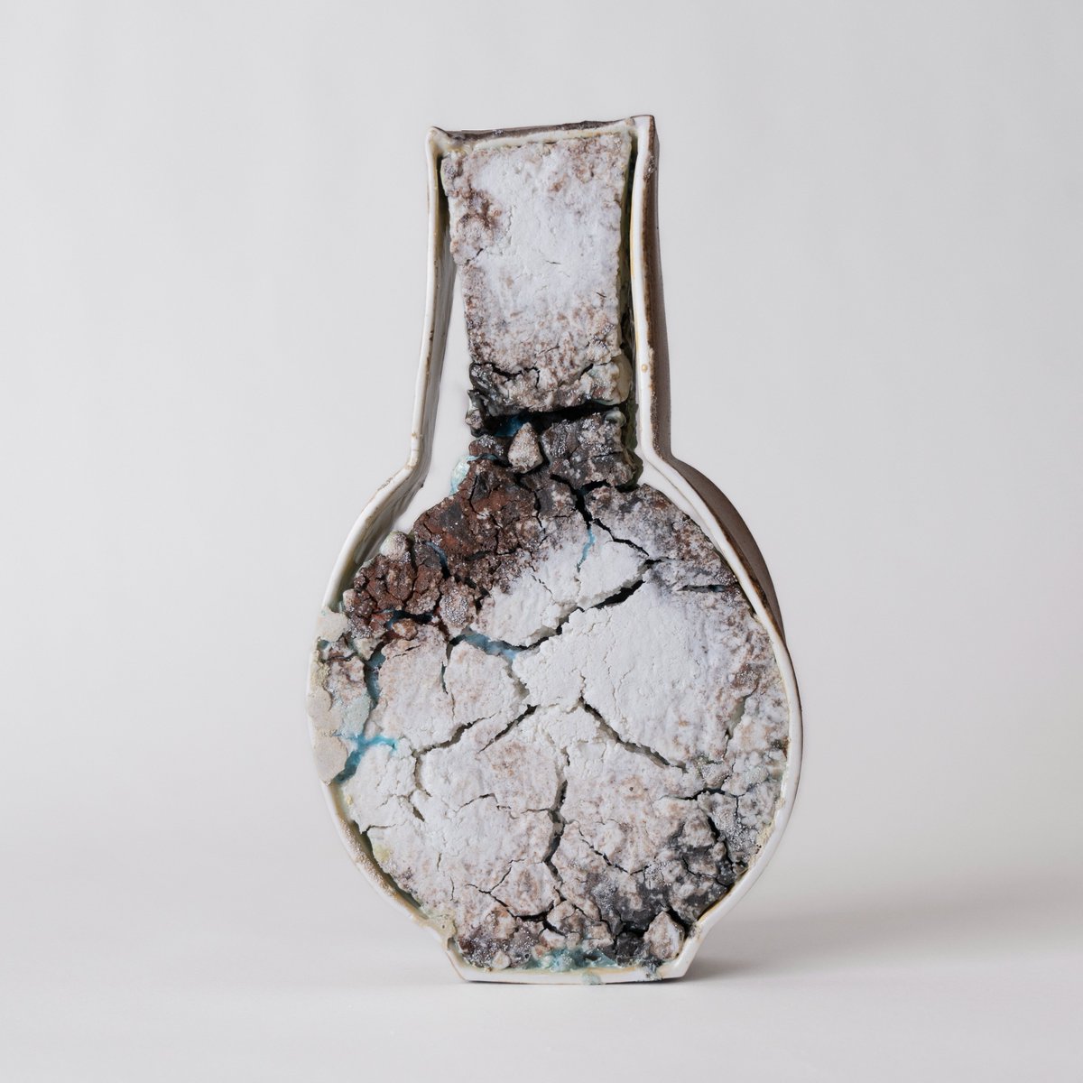 ayaka_morikawa_'s tweet image. .
slipped pot 表/裏
2024
205×130×45（㎜）
磁土　陶土　釉薬　ガラス　
#ceramics #art #ceramicdesign #ceramicart #slipcasting #porcelain #壺
#神戸アートマルシェ に出品しています