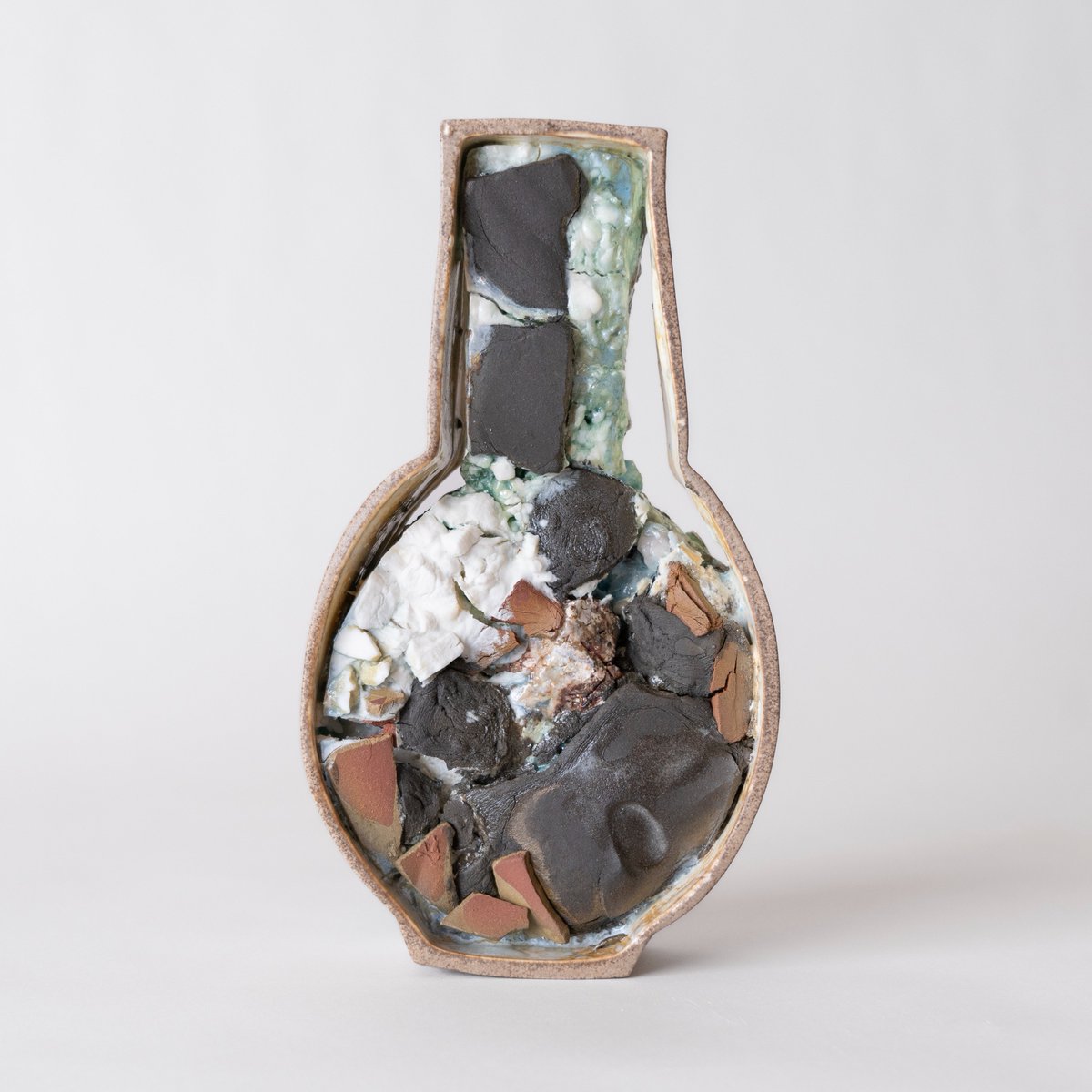 ayaka_morikawa_'s tweet image. .
slipped pot 表/裏
2024
205×130×45（㎜）
磁土　陶土　釉薬　ガラス　
#ceramics #art #ceramicdesign #ceramicart #slipcasting #porcelain #壺
#神戸アートマルシェ に出品しています