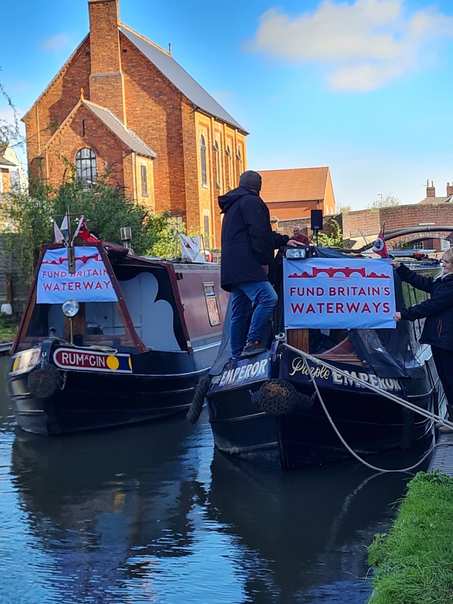 And then there were two! Narrowboat Purple Emperor has joined up with Rum’a’Gin to fly the flag for #FundBritainsWaterways on the long journey to London for ⁦@canalcavalcade⁩ and the FBW campaign cruise on the #Thames to the Palace of #Westminster