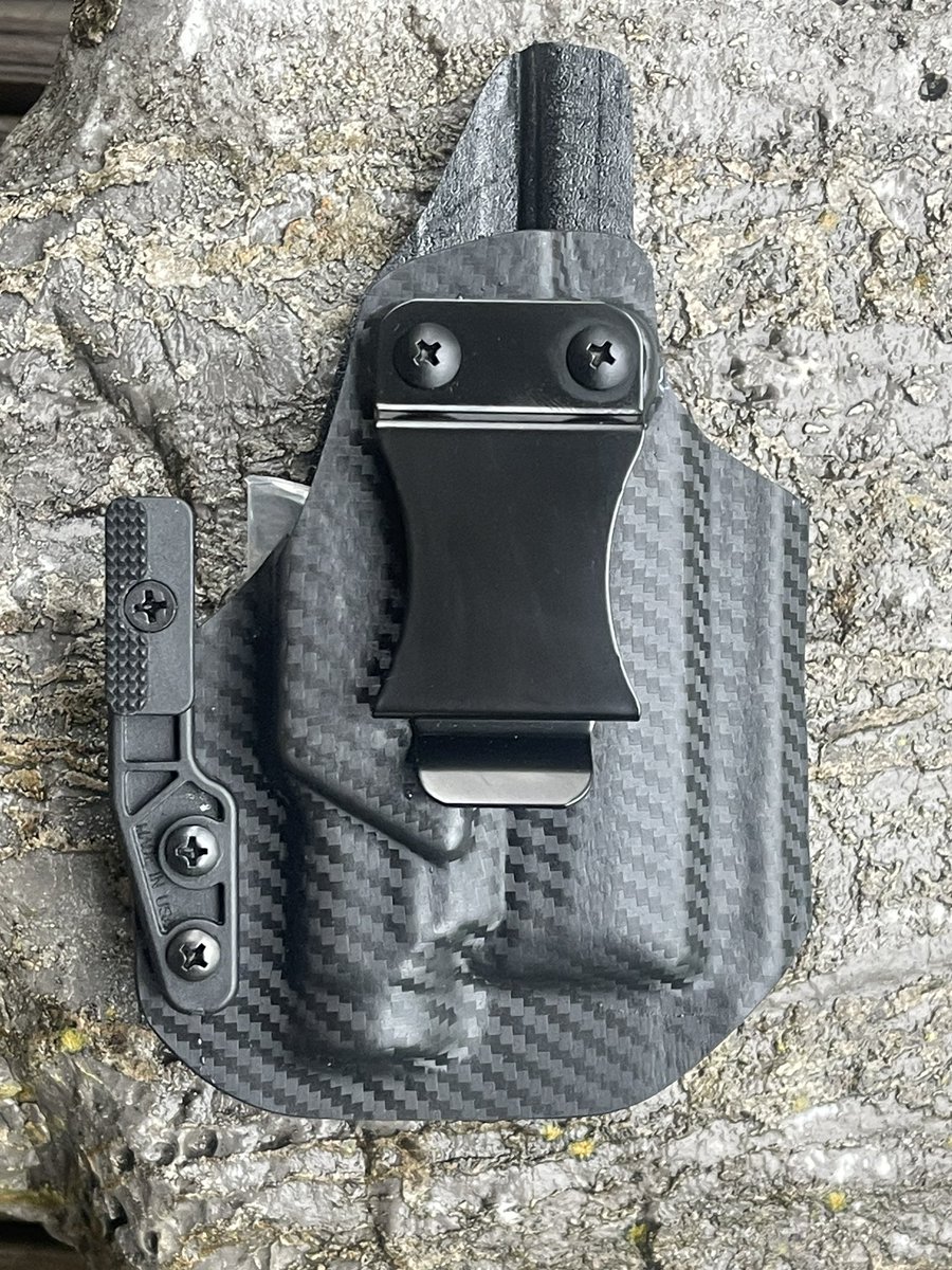 Who likes  carbon fiber? This IWB holster is for a FN Reflex w/ Streamlight TLR-7 Sub. Don’t forget we still have a sale going 20% off custom holster orders. Only a few days left! 
#fnamerica #carbonfiber #pewpewlife #kydexholsters #customholster #voodooarmoryholsters…