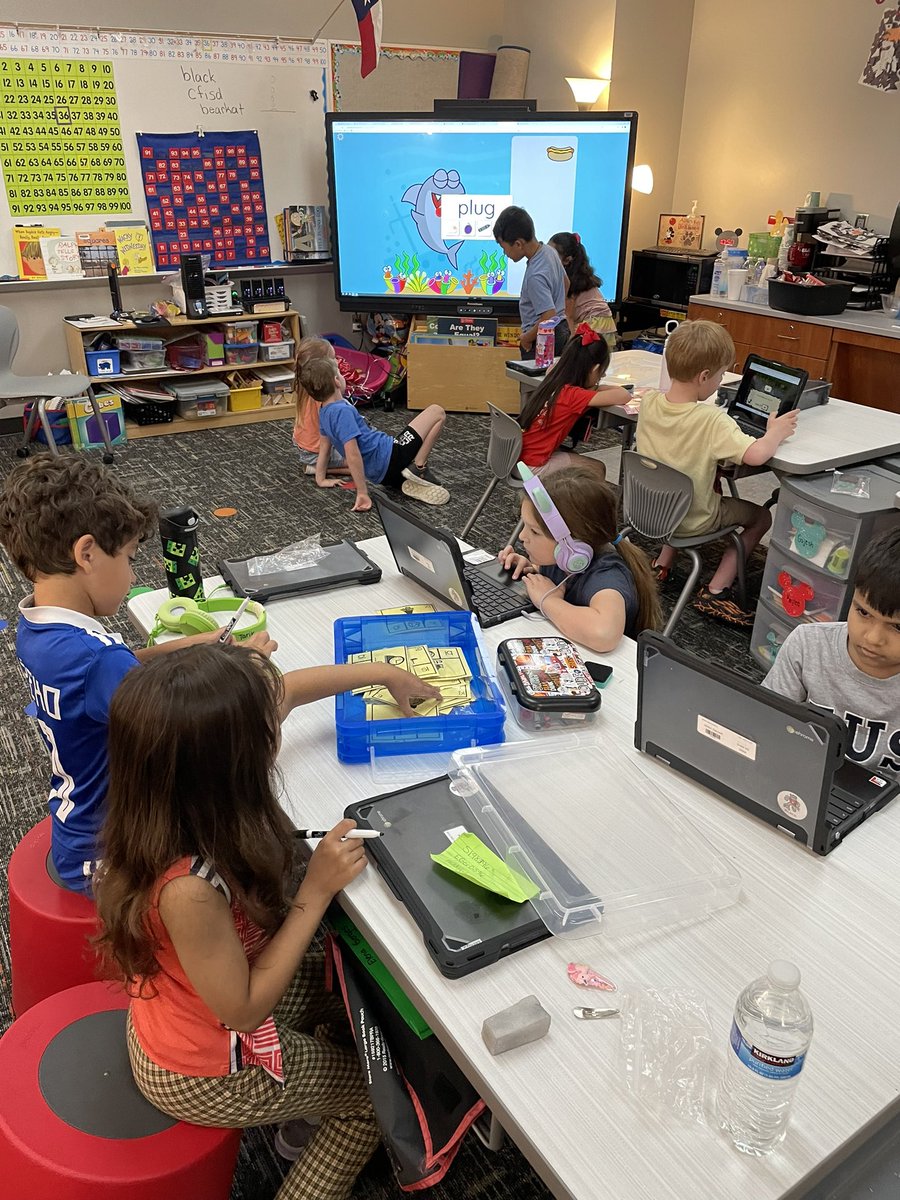 Blended learning is really the best way to manage behavior and allow me to meet with every student in a small group every single day! Kindergarten learning is off the charts this year! @BlackBearkats #bearkatbest #builttolast