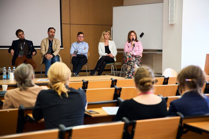 BarbaraKonat's tweet photo. Wzięłam także udział w panelu "Kompetencje przyszłości", powadzonym przez dr Pawła Fortunę, podczas której dyskutowaliśmy kompetencje z obszarów technologicznych, rozumienia danych, oraz um. miękkich (np. opieki nad własnym dobrostanem) - kluczowe dla "umysłów przyszłości". https://t.co/bB9O1CqbSI