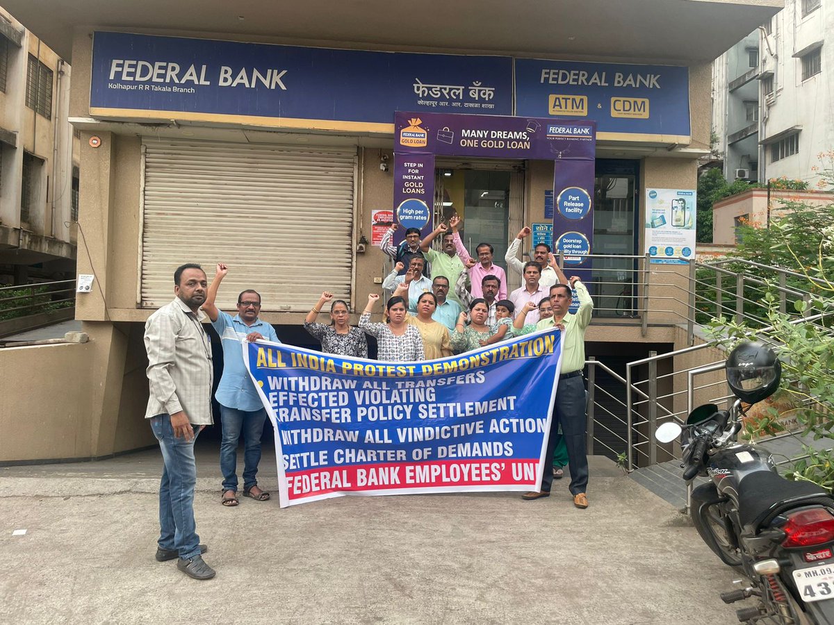 FBEU_AIBEA's tweet photo. PROTEST DEMONSTRATION HELD TODAY (19.04.2024) AGAINST TRANSFER POLICY SETTLEMENT VIOLATIONS BEFORE:

@FederalBankLtd BR. KOLHAPUR / R R TAKALA

✊🚩

#FBEU
#AIBEA
@Msbef1
@GPTW_India https://t.co/6i8zDN0M0g