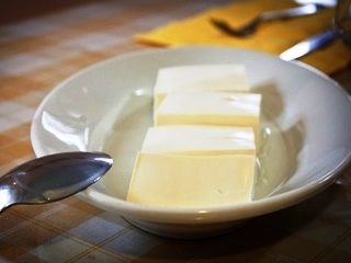 Stasera vi parliamo di una straordinaria tipicità di #Sardegna, Su casu axedu, un formaggio fresco con diverse caratteristiche dello yogurt che si può anche stagionare - lo avete mai provato? #tavola #sardolicius

itenovas.com/in-tavola/683-…