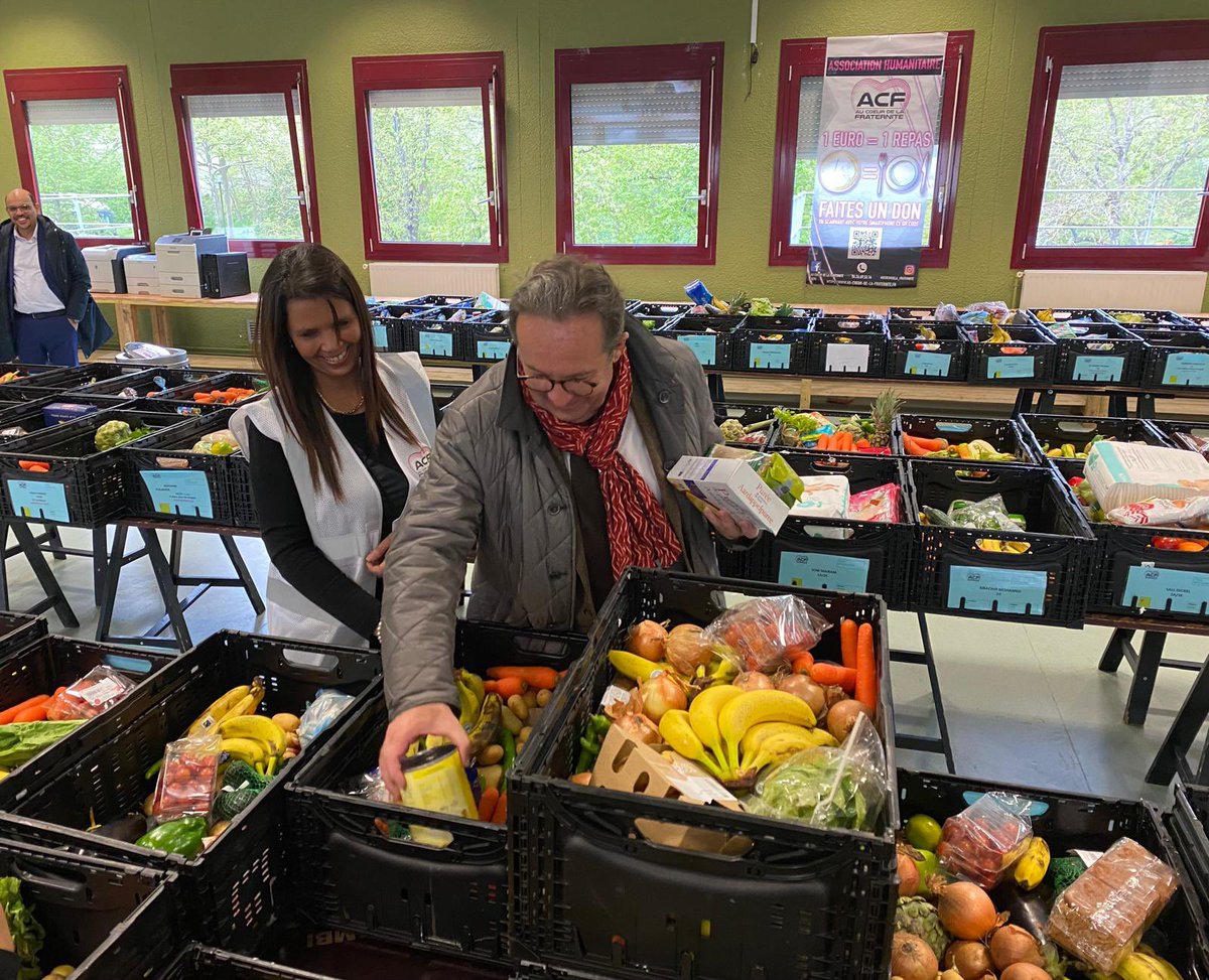 pierre_bedier's tweet photo. Je suis allé saluer les bénévoles de l'association "Au Cœur de la Fraternité" lors de leur distribution de colis alimentaire au Campus Paul Cézanne de Mantes-la-Jolie. Ils font un travail remarquable au service des familles les plus précaires. Un bel élan mantais de solidarité ! https://t.co/UOkAoyIUAn