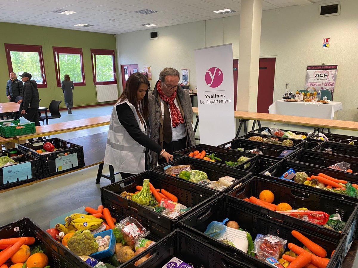 pierre_bedier's tweet photo. Je suis allé saluer les bénévoles de l'association "Au Cœur de la Fraternité" lors de leur distribution de colis alimentaire au Campus Paul Cézanne de Mantes-la-Jolie. Ils font un travail remarquable au service des familles les plus précaires. Un bel élan mantais de solidarité ! https://t.co/UOkAoyIUAn