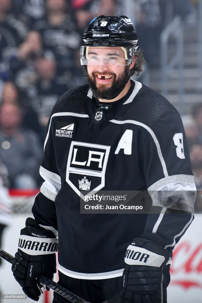 KingsUniHistory's tweet photo. In the 2023-24 regular season, the @LAKings record by uniform was:

19-11-6 in home Black
16-12-3 in road White
9-4-2 in alternate White #ChromeDomes

#GoKingsGo https://t.co/vb5Eda3jUt