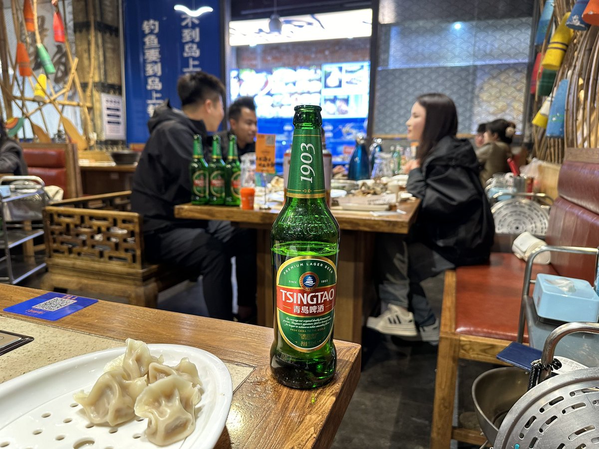 青岛的特色菜，这还用说吗？
所以这就是传说中的一厂的啤酒？
Ps: 青岛的小姑娘酒量太哇塞了吧～～～ https://t.co/lXOEIwNXjm
