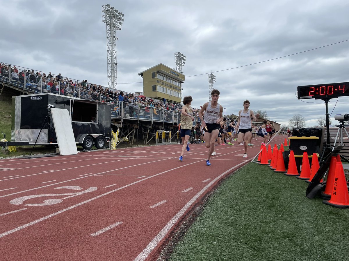 oldschooltrack's tweet photo. About as close as you can get … trackside after the first exchange in the hot heat of the boys 4x800 at the #ButlerInvitational @PennTrackXC https://t.co/SqAULQtoLu