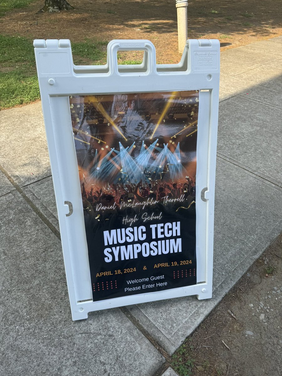 RealiTeach87's tweet photo. It’s not the battle of the bands not the battle of the hands….definitely a friendly competition of music production/media from talented students of @apssamdavis @APSTherrell and @APSsatlanta @mikaylajbush #satc #apsschools @savethemusicfdn 👏🏾👏🏾👏🏾great job students and staff https://t.co/R5p8iqlqCw