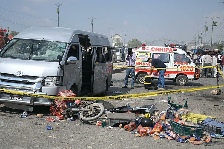 Pakistan'ın Karaçi kentinde, 5 Japon vatandaşının yolculuk ettiği minibüse intihar saldırısı düzenlendi.

Olay yerinde teröristlerin taşıdığı ve içinde 6 el bombası, 3 şarjör ve 1  hafif makineli tüfek bulunan bir çanta ele geçirilirken, çevrede  bulunan bazı araçların zarar…