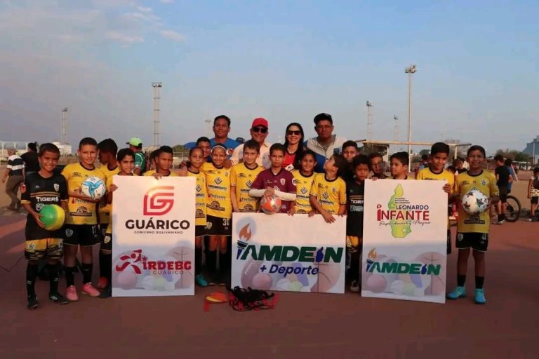 #DebesSaber📢 El deporte se fortalece con entrega de material deportivo en el municipio Infante Más información ⬇️ 👁️‍ tinyurl.com/mr4ykp5p #Guárico #GloriaAlBravoPueblo #GuáricoProduce