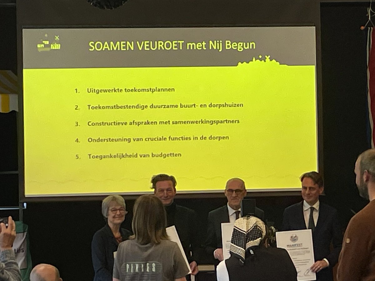 Aan het einde van Groninger Dorpendag wordt manifest ‘Soamen Veuroet’ overhandigd aan <a href="/henknijboer/">Henk Nijboer</a>, <a href="/TjeerdVD/">Tjeerd van Dekken</a> en @bgmAHoogendoorn. Het was een mooie en waardevolle middag. Compliment aan <a href="/groningerdorpen/">Groninger Dorpen</a>.