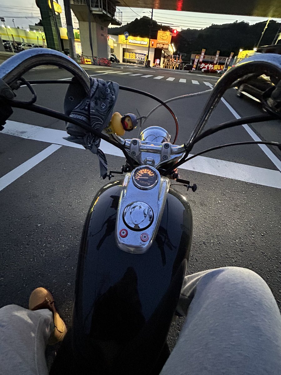 a__phi_01's tweet photo. 早く仕事終われた日でこれぐらいの明るさで走るのなんか好き。エモいなー。🌇🏍
#ツーリング 
#えもい https://t.co/IeRFXhmO1s