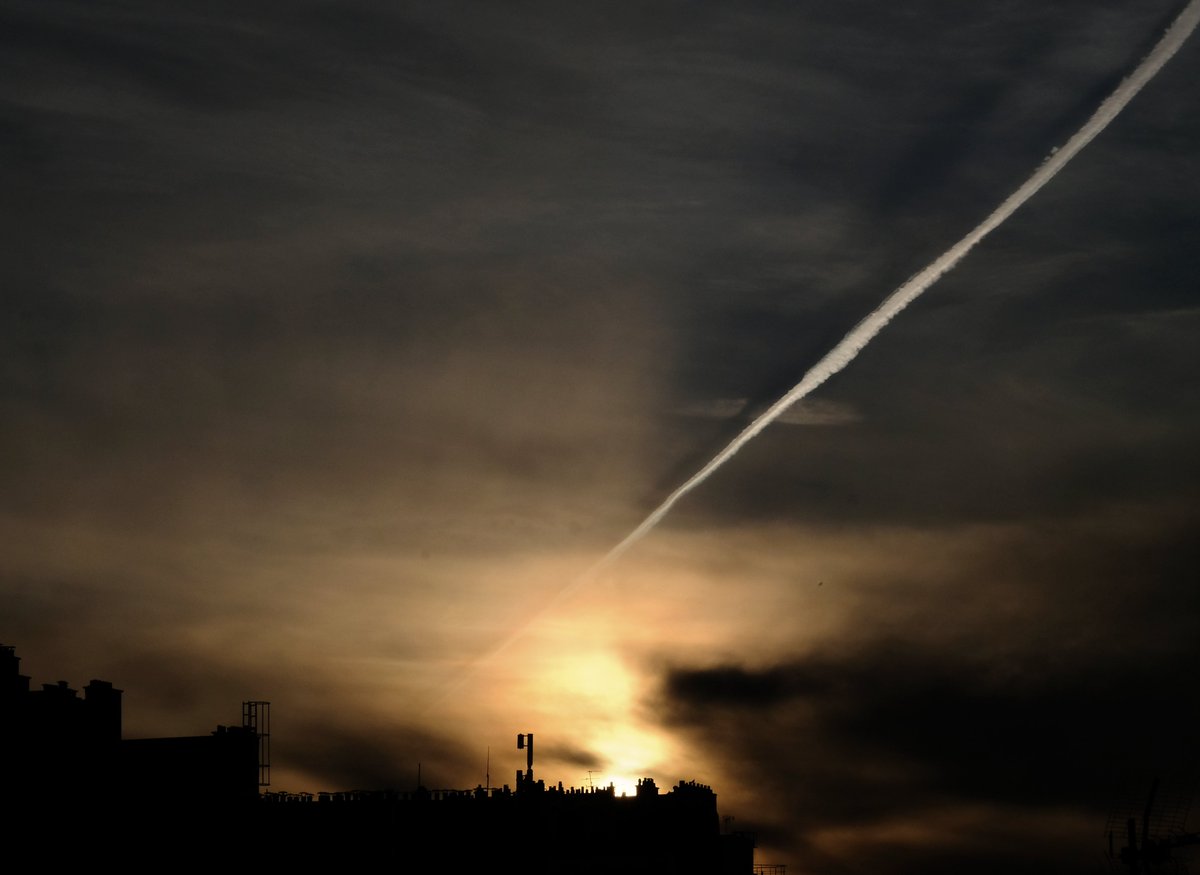 Déchirure (Paris - France)

#photograghy #photographie #originalphoto #fotografia #ciel #sky #nuages #clouds #Paris #FujiXT20 #lumière #light