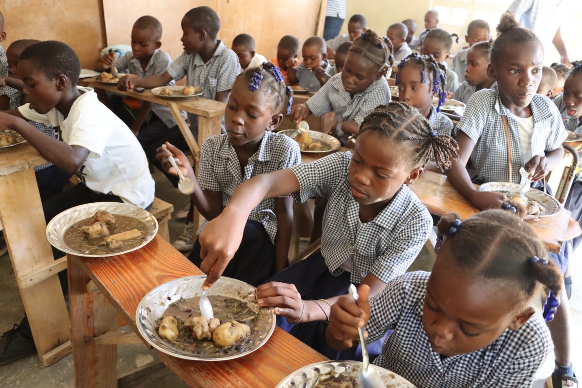 LolaCastroB's tweet photo. A pesar de la inseguridad y del bloqueo de aeropuertos y carreteras, me complace mucho ver que @wfp_haiti y socios locales distribuyen más de 200 mil comidas diarias a niños y niñas en las escuelas por medio de las compras a pequeños productores.  ¡Seguimos! https://t.co/yQdV1M7aRo