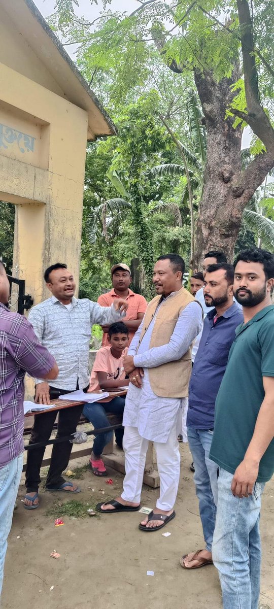 BituponDoley94's tweet image. #ElectionDay2024 
Visiting booth to booth and interacting with people.
#VoteFor400Paar 
#VoteForModiJi