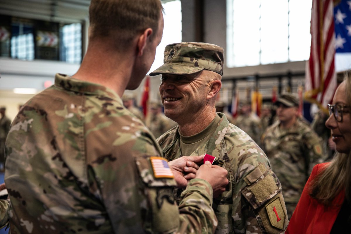 Yesterday, 1st Battalion, 5th Field Artillery, 1st Infantry Division, said goodbye to CSM Robert Wilson and welcomed CSM Jose Chavarin-Torres to their team at a Change Of Responsibility Ceremony held at King Field House. #DutyFirst @iii_corps