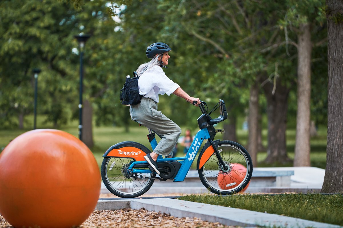Un BIXI et du ciel bleu : le duo incontournable de l'aventure urbaine ☀️ 🏙️